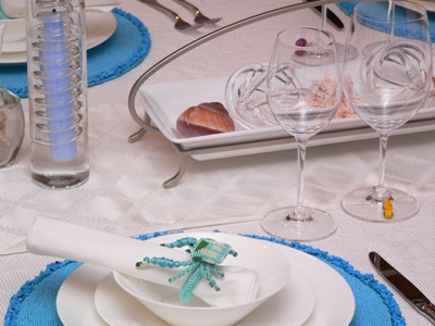 夏のテーブルに合うコーディネート。テーブルマットとナプキンリングを青にして、涼しさを演出。白い食器は、料理が映え、小物使いで多様な表現が可能です。