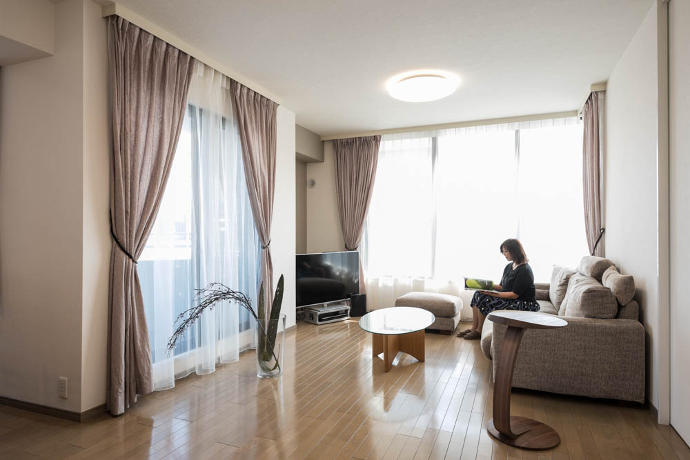ご夫妻好みのシンプルな家具に合わせて、カーテンと照明をセレクト。